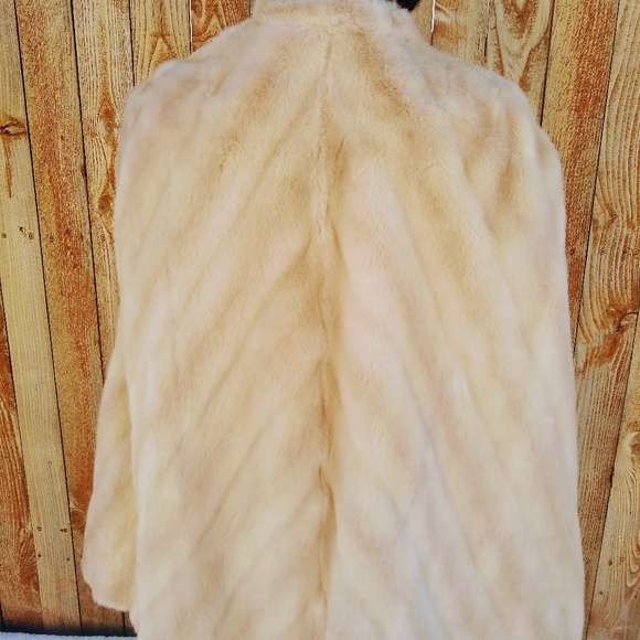 Beautiful vegan vintage fur coat! - Picture 6 of 8